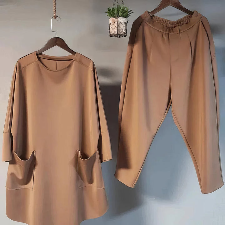 Helena Berlin Set, flat lay, in beige with cooling fabric and relaxed fit, showing front pockets